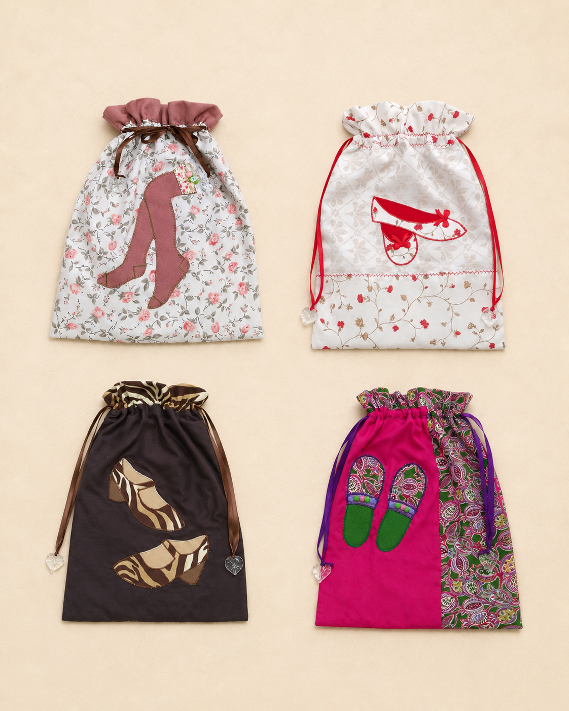 Bolsas patchwork artesanales con aplicaciones de zapatos de tacón y zapatillas